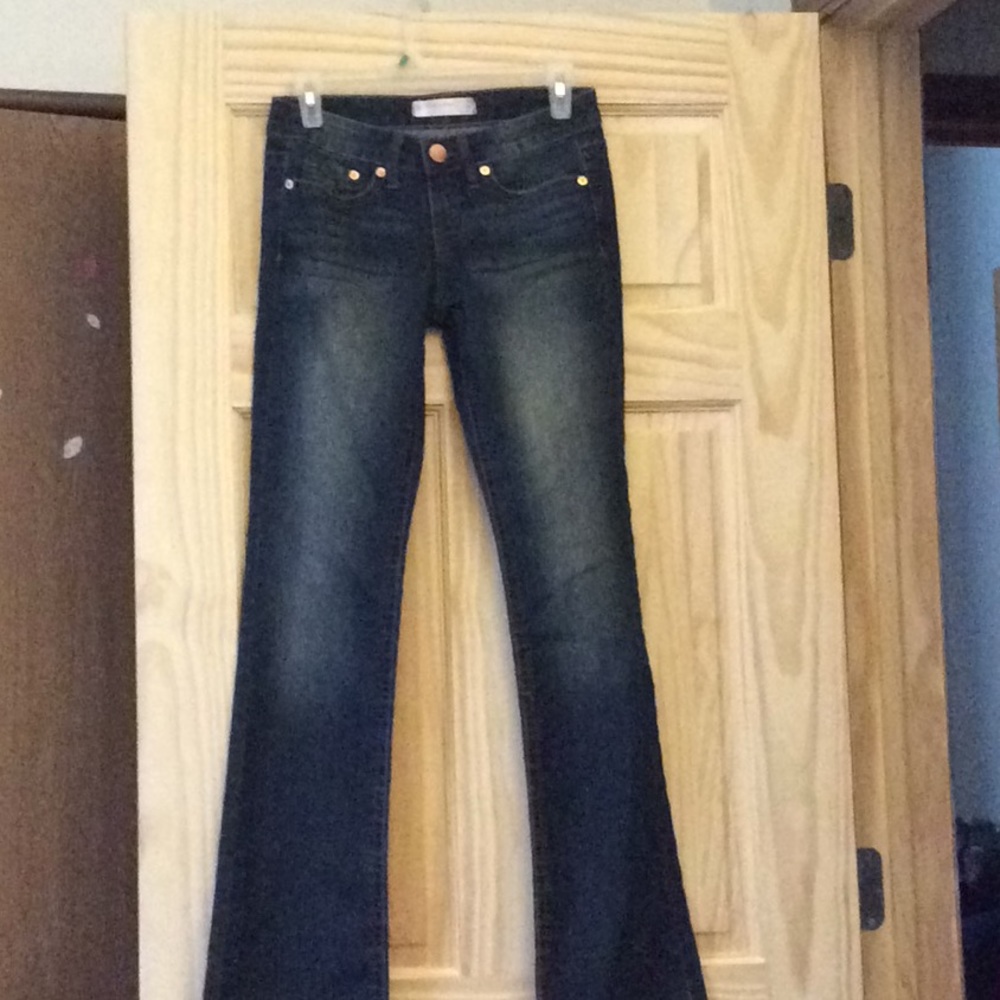 No boundaries dark denim jeans SZ 5. Anything $10 and under, NO OFFER will be ma